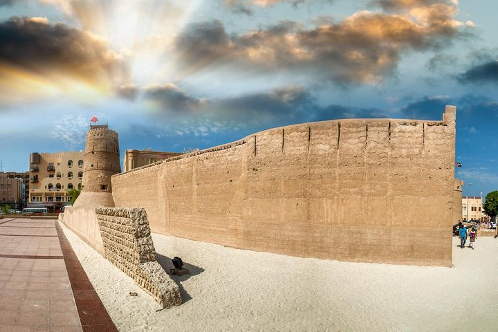 Explore the rich history of Fujairah Fort where ancient architecture meets stunning landscapes making every moment a chance to connect with the heritage of the region.